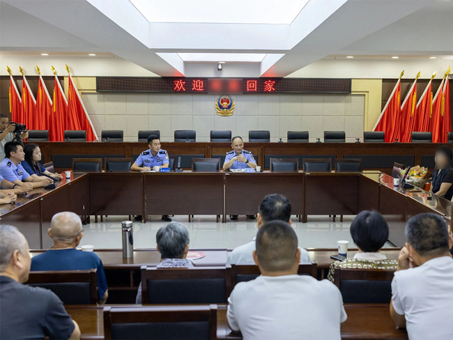 民警歡迎鄧勇回家。資陽市公安局雁江區(qū)分局供圖