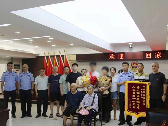 民警及鄧勇家人。資陽市公安局雁江區(qū)分局供圖