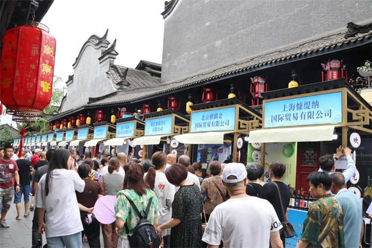 劍南老街美酒展現(xiàn)場(chǎng)。綿竹市融媒體中心供圖