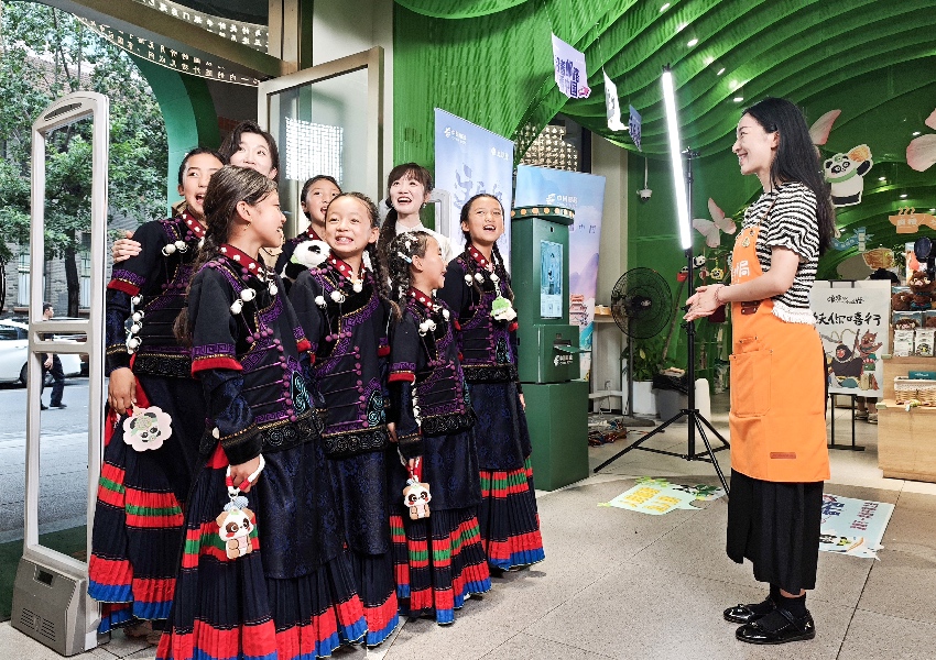 妞妞合唱團(tuán)來(lái)到成都熊貓郵局。四川郵政供圖