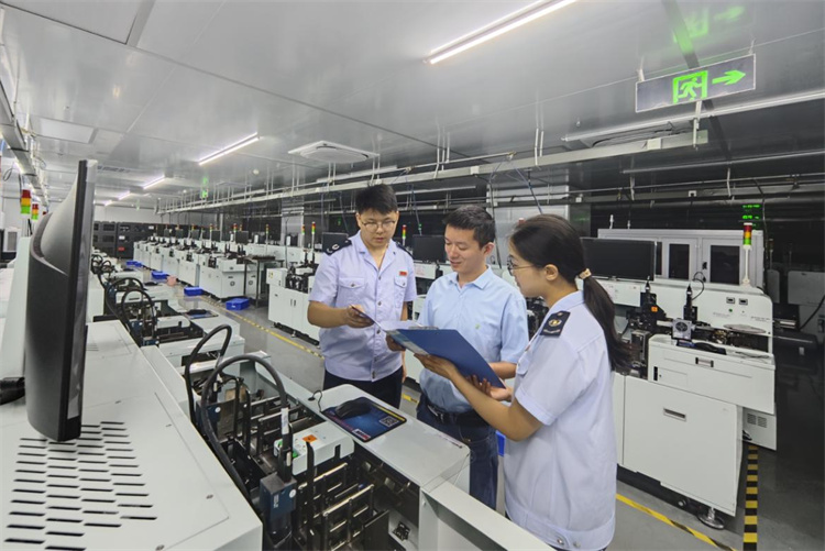 稅務(wù)干部到企業(yè)對比講解申報系統(tǒng)如何填寫。攀枝花市稅務(wù)局供圖