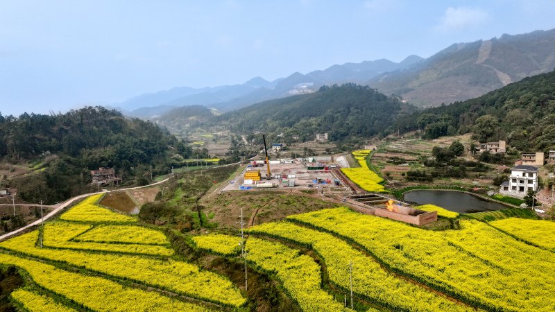 中國(guó)石化西南石油局永川頁(yè)巖氣田永頁(yè)16平臺(tái)地面流程建設(shè)現(xiàn)場(chǎng)。中石化西南石油局供圖