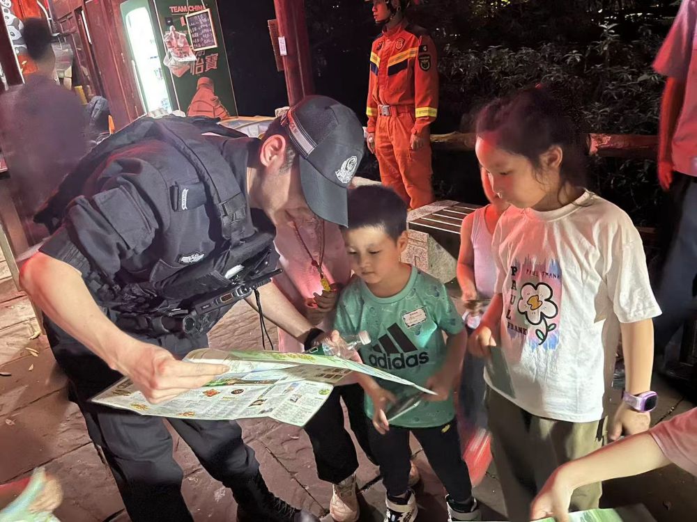 眉山生態警員向小朋友介紹螢火蟲種類分布和觀螢綠道。四川公安供圖