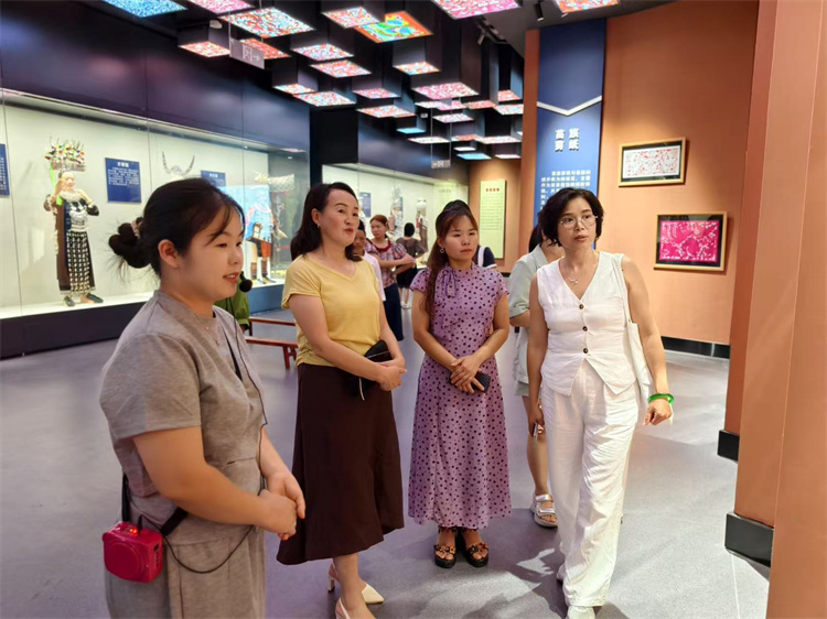 交流團考察苗繡、蠟染。敘州區(qū)婦聯(lián)供圖