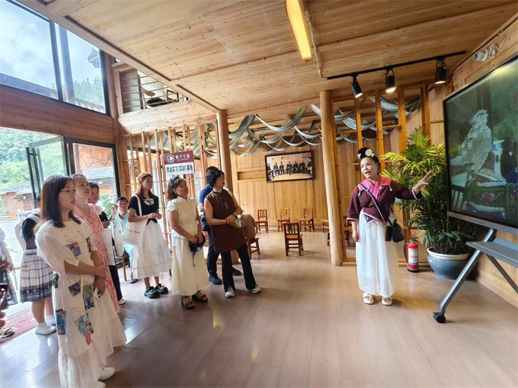 交流團在考察民族村。敘州區婦聯供圖