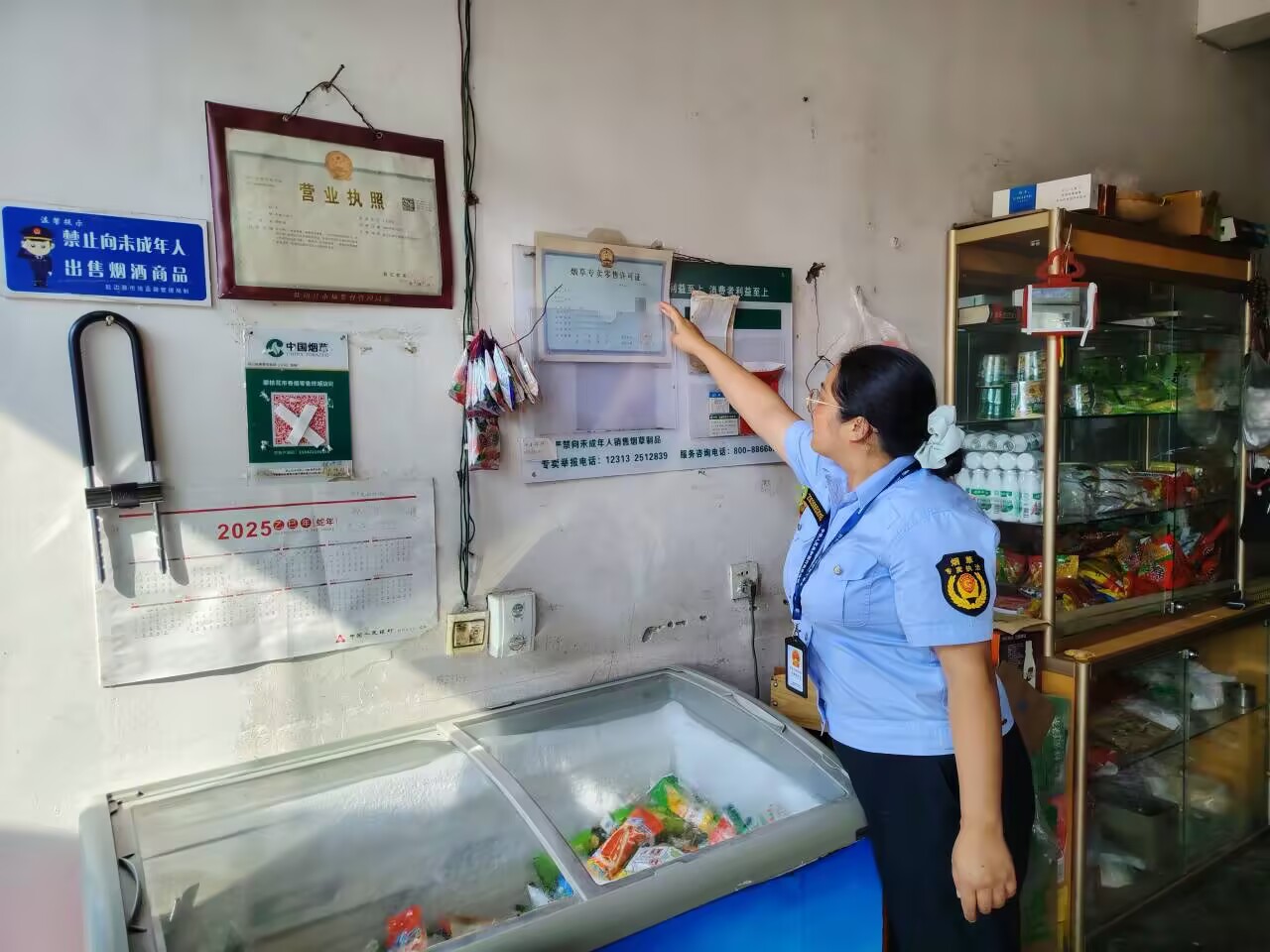 執法人員認真核實許可證信息