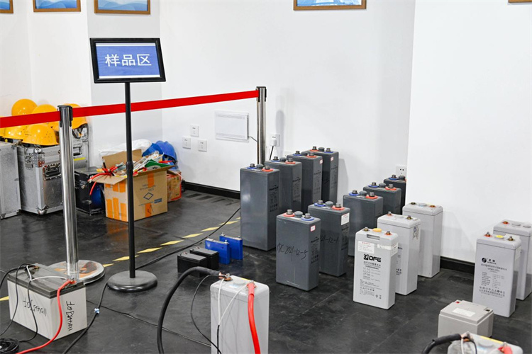 法拉第電子開發的蓄電池組放電測試儀、蓄電池樣品區。鄭棟梁供圖