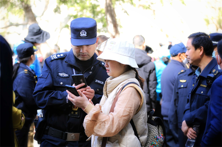 為游客服務。九管局供圖