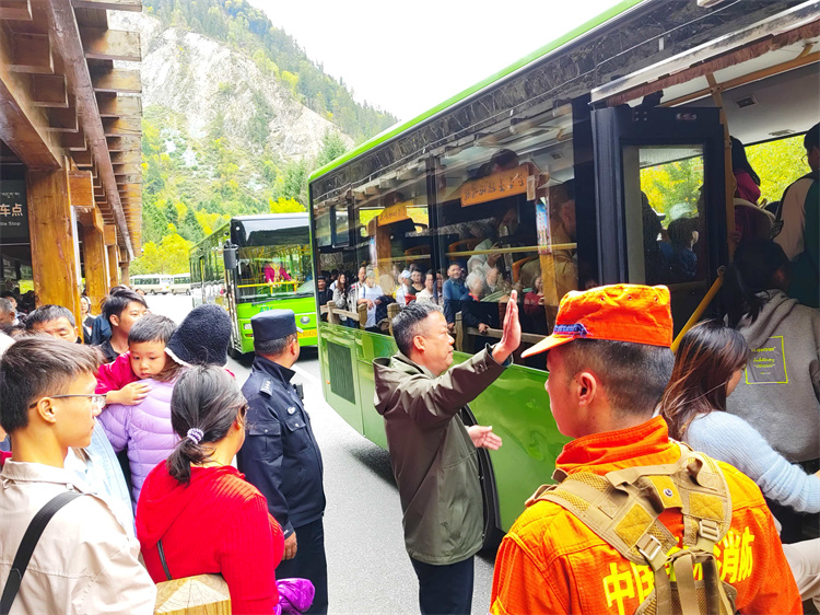 引導游客有序上車。九管局供圖