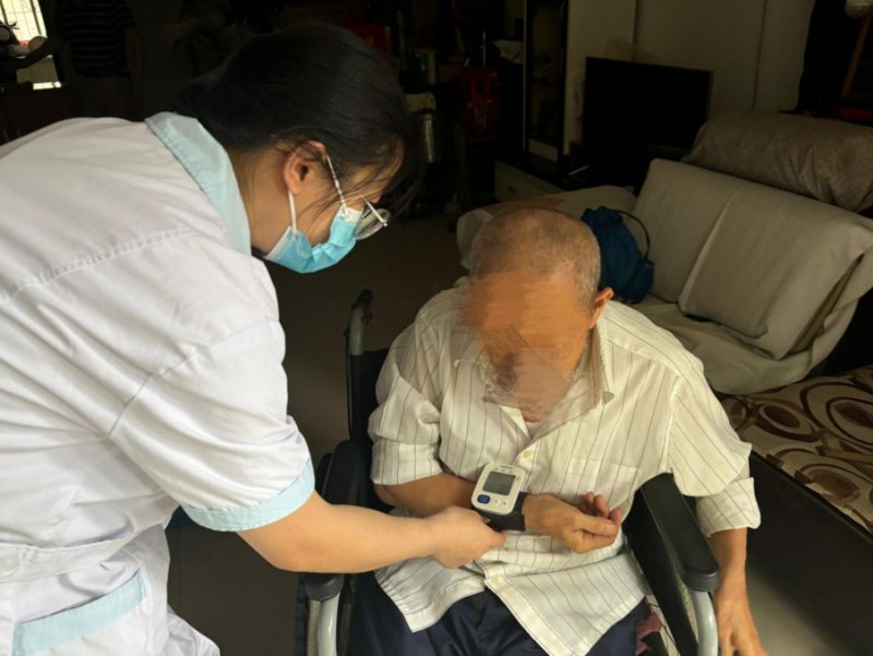 家庭醫(yī)生為老人檢查身體。雁江融媒體中心供圖