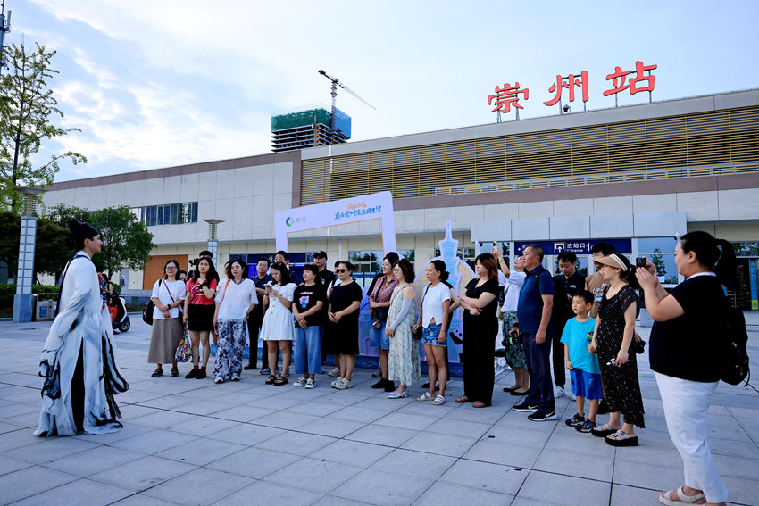 “陸游”在崇州站迎接重慶游客。主辦方供圖