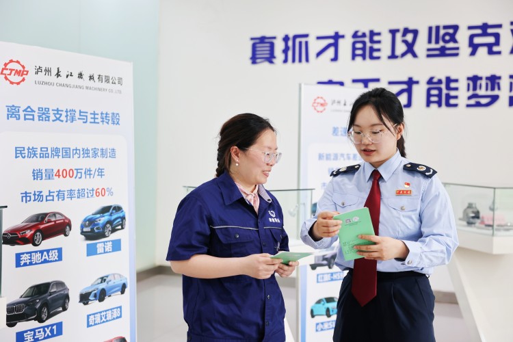 稅務(wù)干部到“長江機械”宣傳稅費優(yōu)惠政策。四川省稅務(wù)局供圖