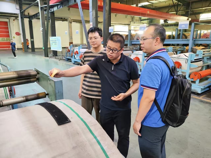 簡州新城企業服務專員帶領智改數轉專家深入企業量身定制方案。東部新區黨群部供圖