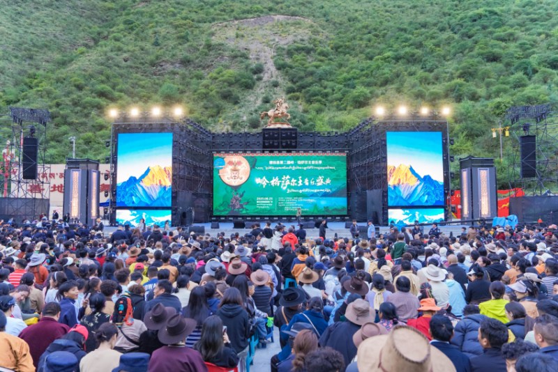 嶺·格薩爾王音樂盛典現場。湯啟陽攝