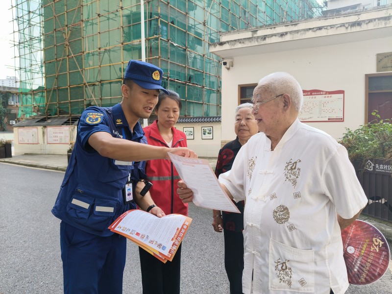 消防員正在給老人發放消防安全宣傳單。仁壽縣消防救援大隊供圖