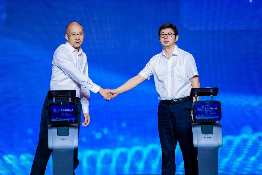 8月26日，在2025人民數(shù)據(jù)大會(huì)現(xiàn)場(chǎng)，四川省巴中市人民政府與人民網(wǎng)股份有限公司簽署戰(zhàn)略合作協(xié)議。主辦方供圖