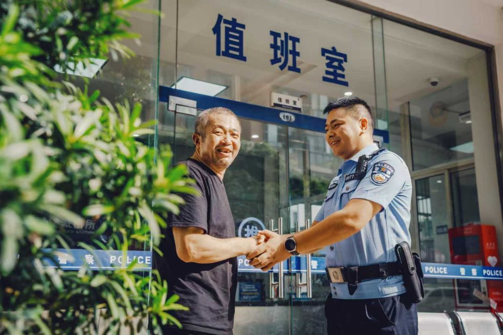 市民對民警表示感謝。成都市公安局青羊區(qū)分局草堂派出所供圖