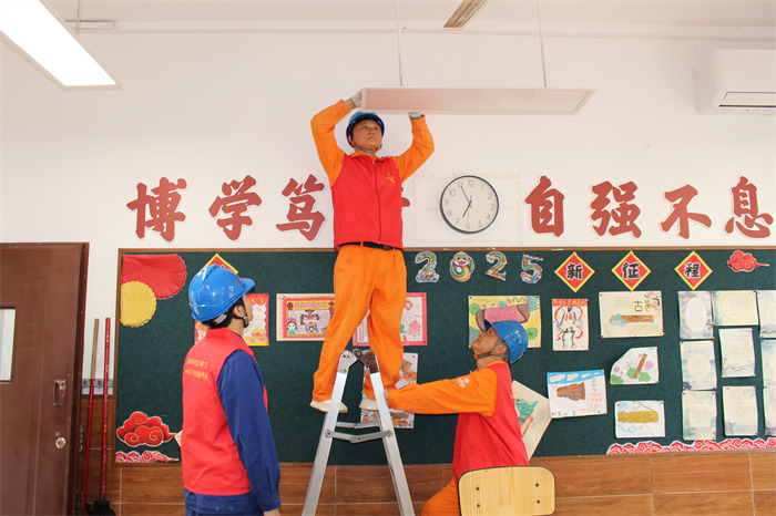 8月25日，國網四川電力（成都金牛）連心橋共產黨員服務隊隊員檢查金牛區撫琴小學照明、食堂等線路，全力保障開學季用電安全。（李思昱__ 攝）
