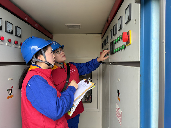 8月26日，國網四川電力（成都都江堰）連心橋共產黨員服務隊隊員到都江堰市奎光小學了解學校用電需求，并對學校用電設備和線路進行安全檢查。（周依__ 攝）