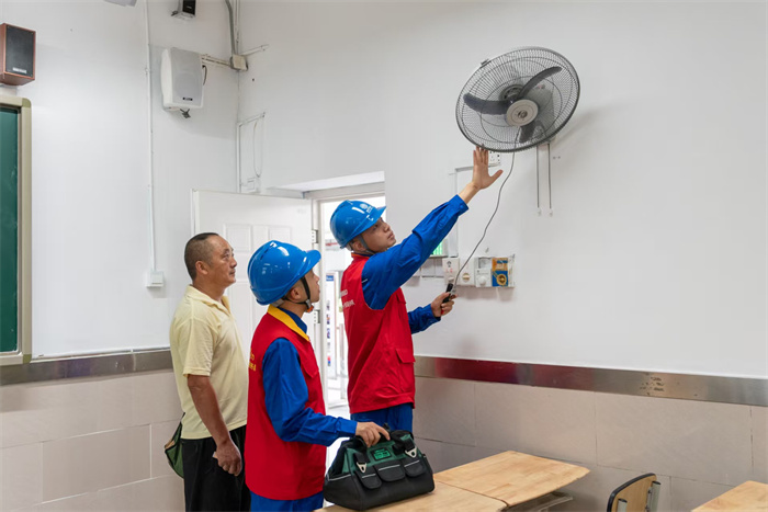 8月27日，國網四川電力（成都青羊）連心橋共產黨員服務隊隊員在成都市樹德實驗中學對學校開關、照明等用電設備進行檢查，宣傳安全用電知識。（魏瑤__ 攝）