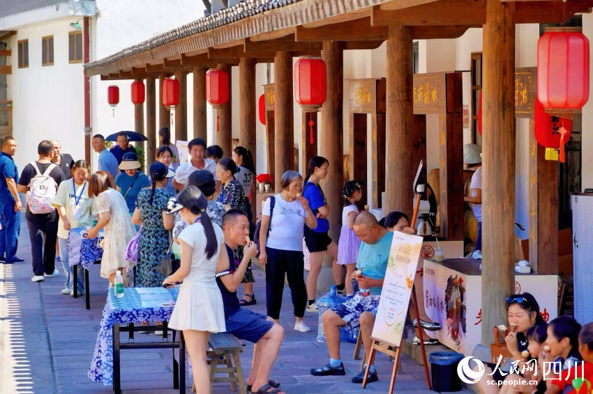 先市醬油赤水河莊園內，游客們在休息之余品嘗醬油冰淇淋。楊藺攝