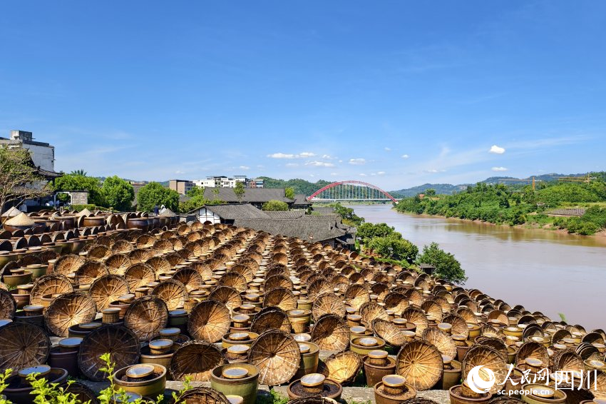 先市醬油赤水河莊園內(nèi)釀造醬油的陶缸整齊排列。人民網(wǎng) 趙祖樂攝