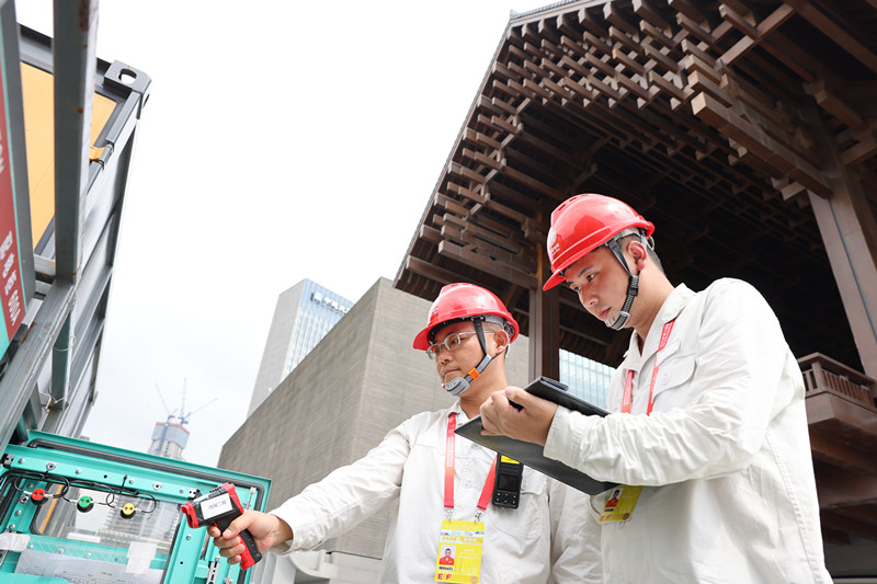 成都世運會開幕式當天，國網四川電力成都高新連心橋黨員服務隊隊員對戶外電力設備進行巡視檢查。馮一哲攝