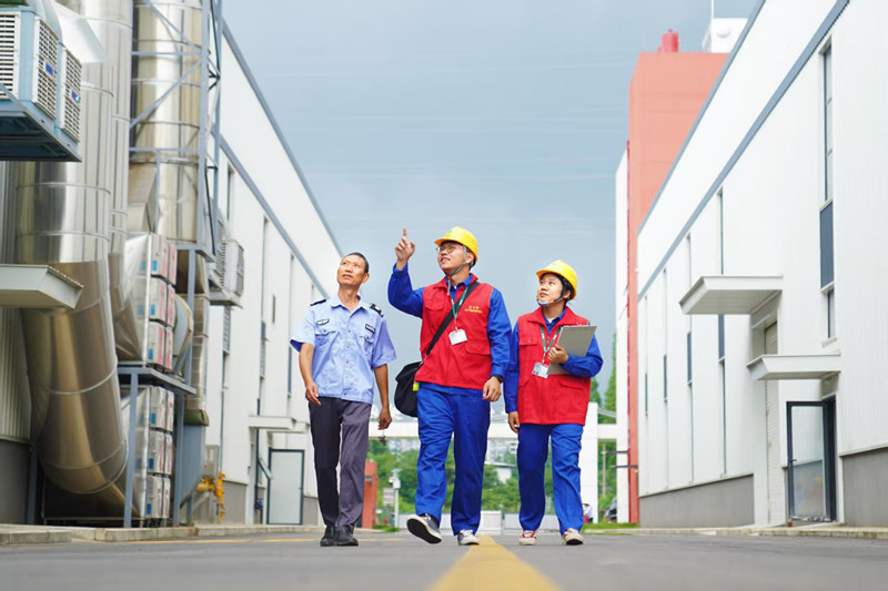 國網四川電力（眉山）連心橋黨員服務隊隊員來到四川廣味源有限責任公司，為企業講宣傳分時電價政策，摸排企業用能情況并提供節能建議。胡晉攝