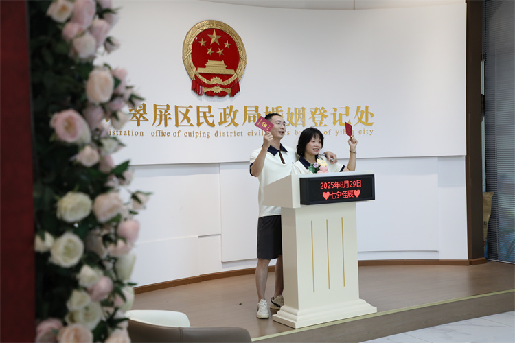大廳內(nèi)，新人們或身著盛裝，或佩戴頭紗，臉上洋溢著幸福的笑容，神采奕奕地迎接這一人生重要時(shí)刻。翠屏區(qū)融媒體中心供圖
