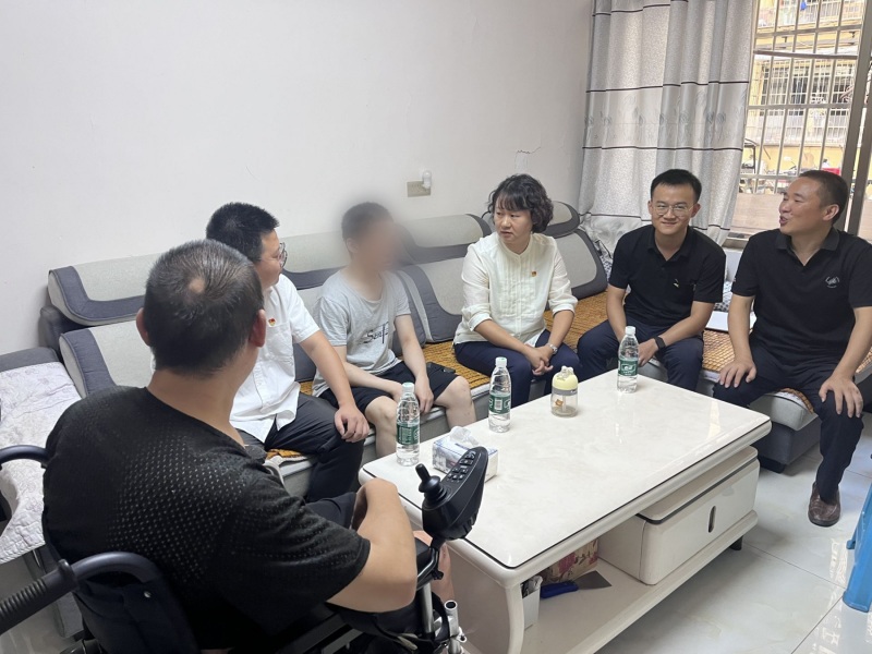 學校代表家訪。四川工程職業技術大學供圖