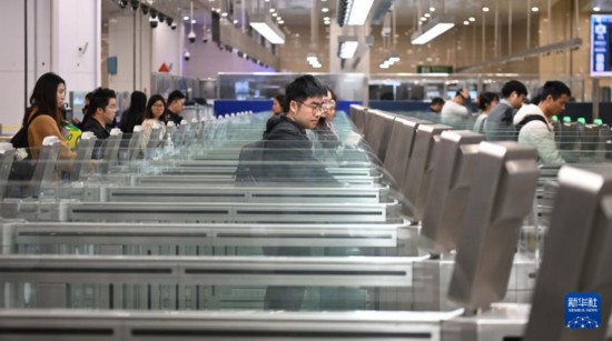 11月25日，在橫琴口岸自助查驗通道，旅客在自助過關。新華社記者 鄧華 攝