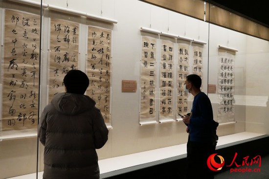 觀眾正在參觀展覽。人民網記者 韋衍行攝