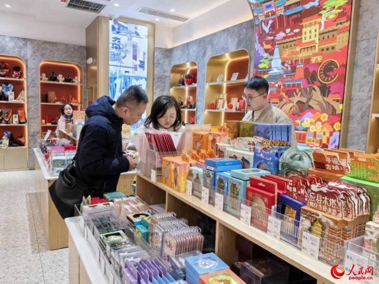 “晉禮城市會客廳”文創(chuàng)店內(nèi)，顧客在精心挑選。人民網(wǎng)記者 武笑攝