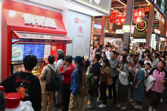 2024年國慶假期，貴州好一多青云路首店迎來消費高峰期。吳蔚攝