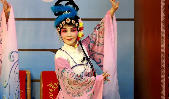 “三花”川劇團演員正在排練。韓超攝