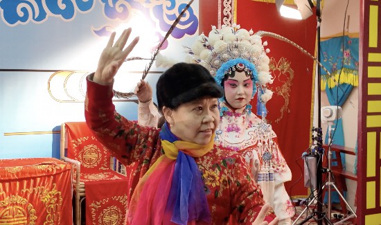 有女生拜王小娟為師，每周坐高鐵從重慶趕來，在劇場學習一個小時川劇后，再趕回學校上課。韓超攝