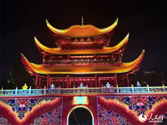 光影點(diǎn)亮岳陽樓。人民網(wǎng)記者 吳茜薇攝