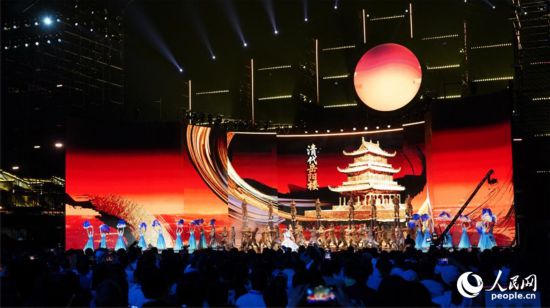 融合虛擬技術(shù)與大屏幕視覺呈現(xiàn)不同朝代的岳陽樓。人民網(wǎng)記者 吳茜薇攝
