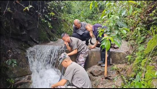 應急先鋒隊隊員用嘴吹氣疏通用水管道