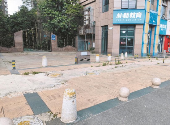 祥域小區離消防通道不遠處，設有隔離柱和石墩。