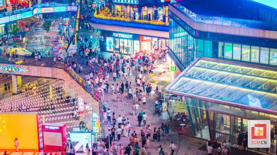 商業街區光影交錯，市民漫步其中感受商圈魅力 記者 宋姿熠 攝