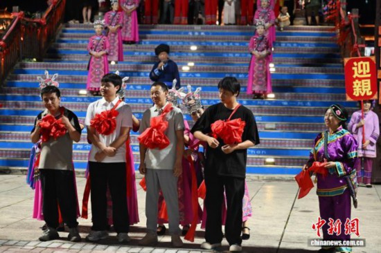 四川達(dá)州巴山大峽谷再現(xiàn)傳統(tǒng)土家婚俗秀
