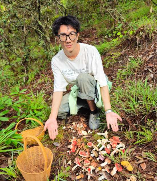 王開煜正通過新媒體渠道助力當地農產品走出大山。受訪者供圖