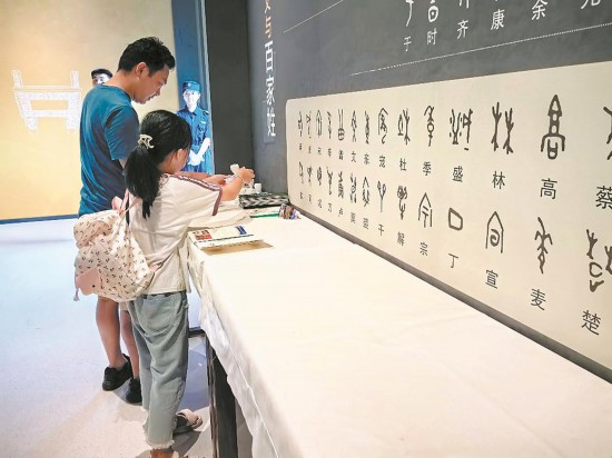 市民帶著孩子參觀展覽。